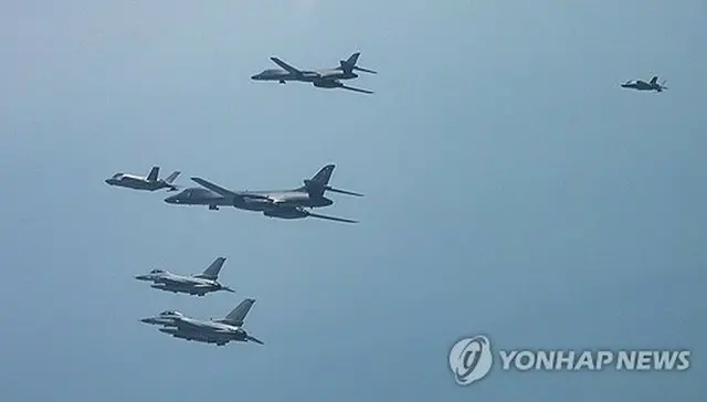 韓国国防部は１５日、米戦略爆撃機Ｂ１Ｂが韓国上空に展開し、韓米合同空中訓練を実施したと発表した（同部提供）＝（聯合ニュース）≪転載・転用禁止≫