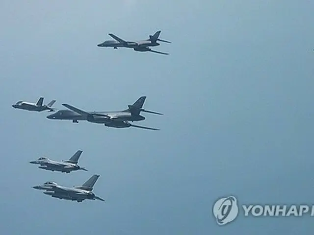 韓国国防部は１５日、米戦略爆撃機Ｂ１Ｂが韓国上空に展開し、韓米合同空中訓練を実施したと発表した（同部提供）＝（聯合ニュース）≪転載・転用禁止≫