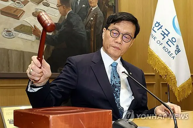 定例の金融通貨委員会を主宰する韓銀の李昌鏞（イ・チャンヨン）総裁＝１７日、ソウル（聯合ニュース）