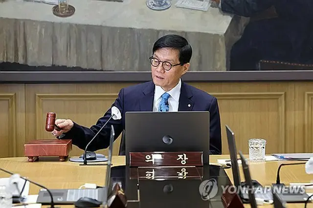 定例の金融通貨委員会を主宰する韓銀の李昌鏞（イ・チャンヨン）総裁（写真共同取材団）＝１７日、ソウル（聯合ニュース）