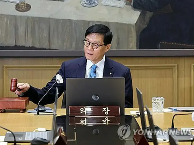 定例の金融通貨委員会を主宰する韓銀の李昌鏞（イ・チャンヨン）総裁（写真共同取材団）＝１７日、ソウル（聯合ニュース）