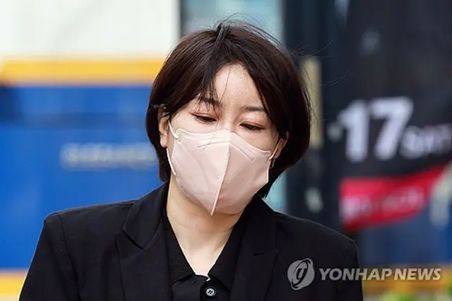 地裁に入るダヘ氏＝１７日、ソウル（聯合ニュース）