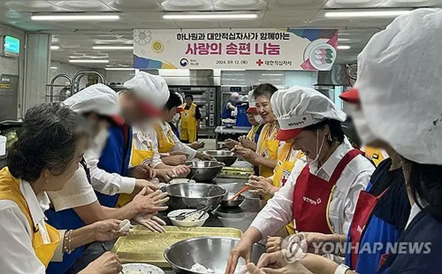 伝統餅のソンピョンを作る脱北者たち（統一部提供）＝（聯合ニュース）≪転載・転用禁止≫
