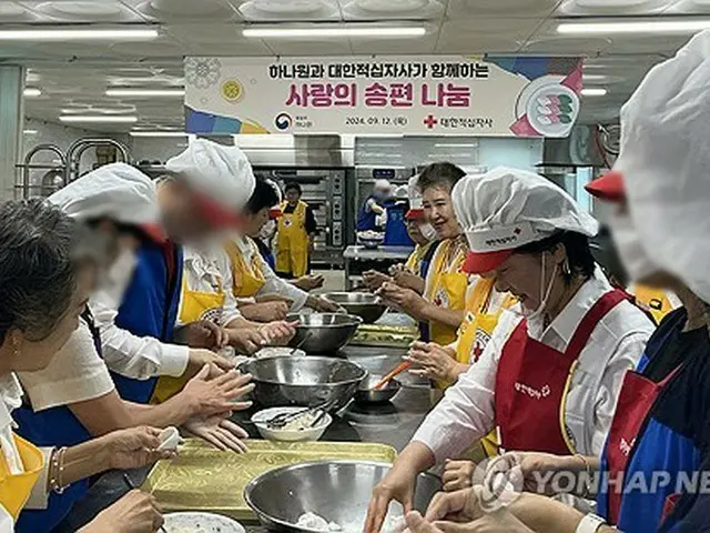 伝統餅のソンピョンを作る脱北者たち（統一部提供）＝（聯合ニュース）≪転載・転用禁止≫