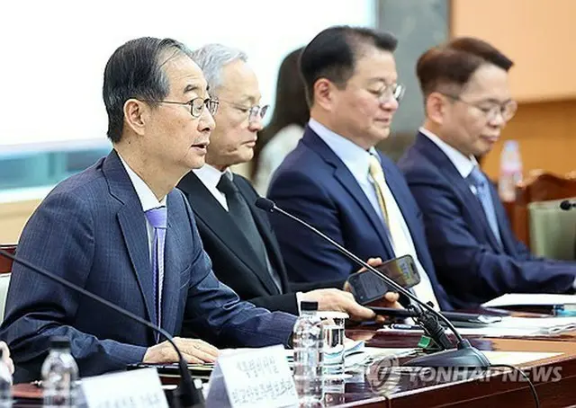 ＡＰＥＣ首脳会議準備委員会で発言する韓氏（大統領室通信写真記者団）＝１７日、ソウル（聯合ニュース）