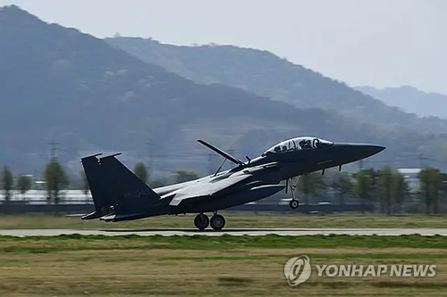 韓米空軍が合同空中訓練「フリーダム・フラッグ」を開始した。南西部の光州基地に着陸する戦闘機Ｆ１５Ｋ（韓国空軍提供）＝（聯合ニュース）≪転載・転用禁止≫