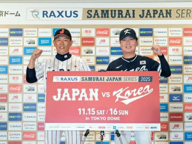 日本代表の井端弘和監督（左）と柳志炫監督（ＫＢＯ提供）＝（聯合ニュース）≪転載・転用禁止≫