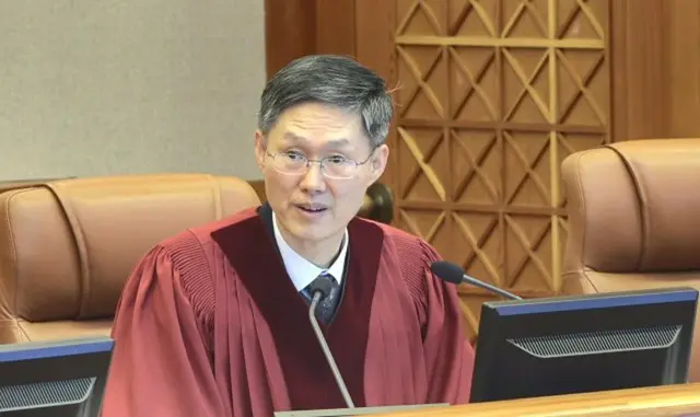 文炯培、憲法裁判所長権限代行