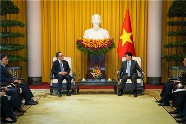 ベトナムのルオン・クオン国家主席（右）と会談する韓国の趙兌烈（チョ・テヨル）外交部長官（外交部提供）＝（聯合ニュース）≪転載・転用禁止≫