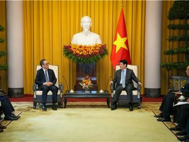 ベトナムのルオン・クオン国家主席（右）と会談する韓国の趙兌烈（チョ・テヨル）外交部長官（外交部提供）＝（聯合ニュース）≪転載・転用禁止≫