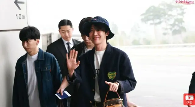 【空港ファッション映像レポ】J-HOPE（BTS）、ソロワールドツアーの日本公演に向けて出発