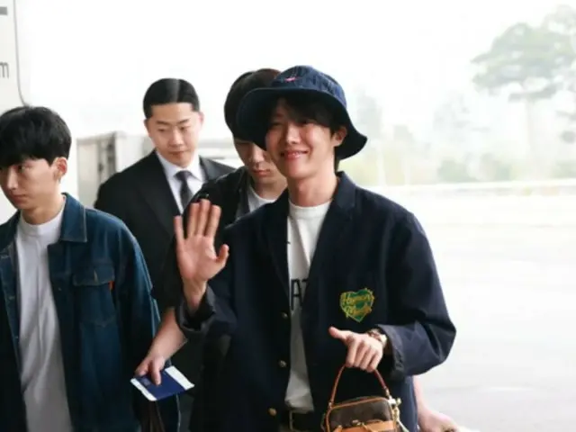 【空港ファッション映像レポ】J-HOPE（BTS）、ソロワールドツアーの日本公演に向けて出発