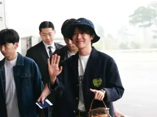 【空港ファッション映像レポ】J-HOPE（BTS）、ソロワールドツアーの日本公演に向けて出発