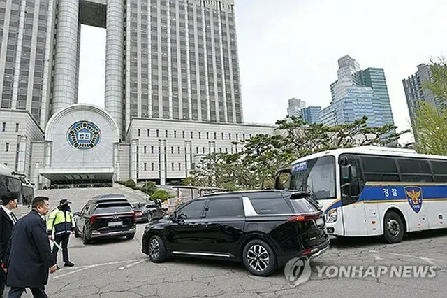 １４日の初公判でソウル中央地裁の地下駐車場に向かう尹氏の車両（写真共同取材団）＝（聯合ニュース）