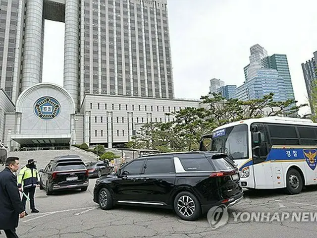 １４日の初公判でソウル中央地裁の地下駐車場に向かう尹氏の車両（写真共同取材団）＝（聯合ニュース）
