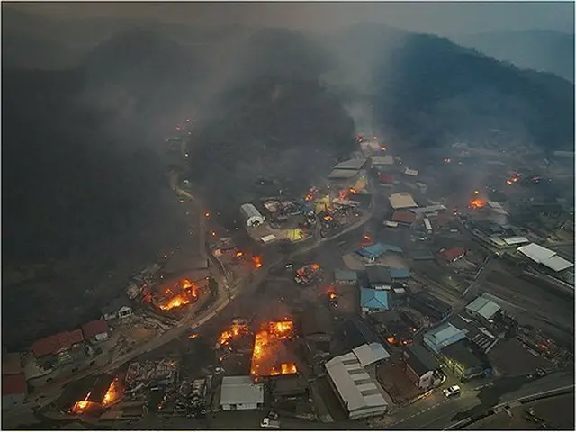 先月に韓国南東部で発生した大規模な山火事＝（聯合ニュース）
