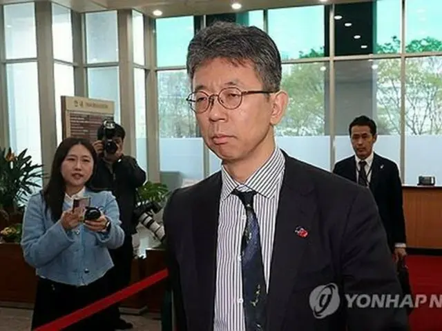 外交部庁舎に入る在韓日本大使館の井関至康公使＝１８日、ソウル（聯合ニュース）