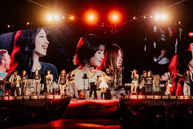 コールドプレイと「ＷＥ　ＰＲＡＹ　（ＴＷＩＣＥ　Ｖｅｒｓｉｏｎ）」を披露するＴＷＩＣＥ（ワーナーミュージック・コリア、Ａｎｎａ　Ｌｅｅ提供）＝（聯合ニュース）≪転載・転用禁止≫