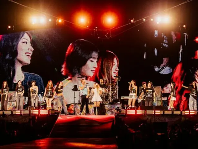 コールドプレイと「ＷＥ　ＰＲＡＹ　（ＴＷＩＣＥ　Ｖｅｒｓｉｏｎ）」を披露するＴＷＩＣＥ（ワーナーミュージック・コリア、Ａｎｎａ　Ｌｅｅ提供）＝（聯合ニュース）≪転載・転用禁止≫