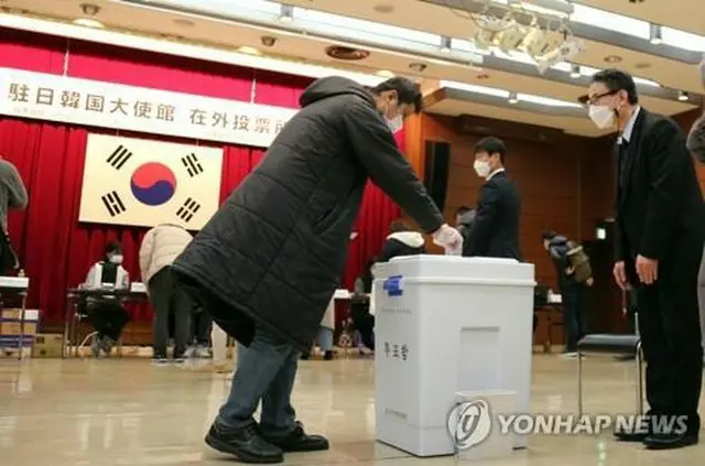 前回２０２２年の大統領選挙の際、東京の在日韓国大使館で在外投票を行う有権者＝（聯合ニュース）