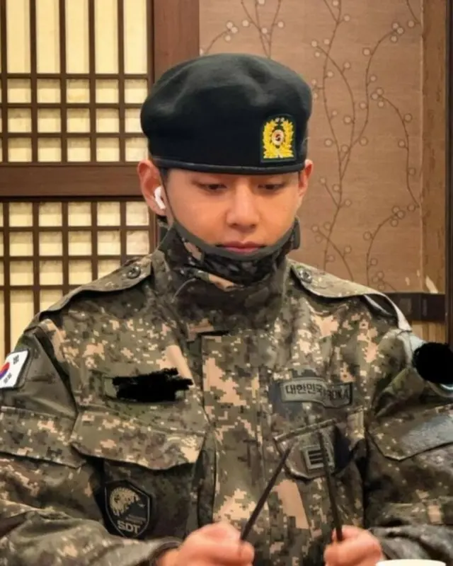 「BTS」V、軍での美談明かされる…“軍警察模範賞”に“何でも相談に乗ってくれる兄さん”