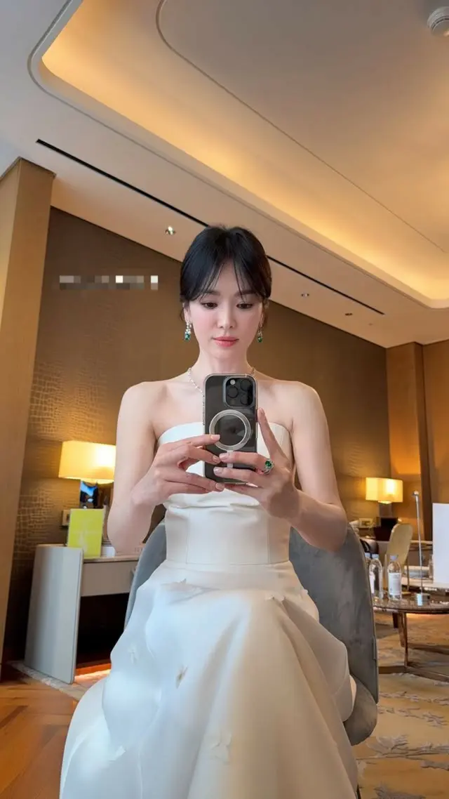 女優ソン・ヘギョ、直角の肩がアートのよう…エレガントなドレスの女神