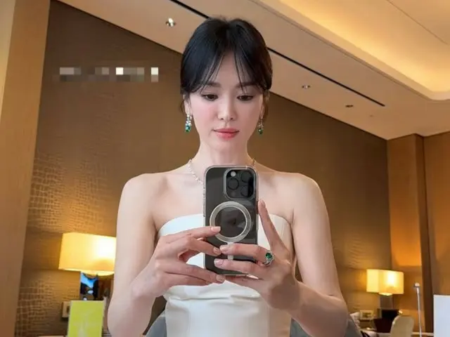 女優ソン・ヘギョ、直角の肩がアートのよう…エレガントなドレスの女神