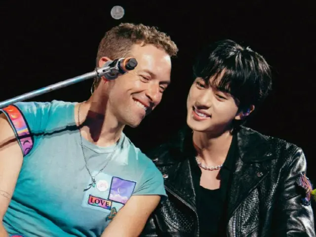 「BTS」のJIN、コールドプレイ公演にサプライズ登場！… 「My Universe」熱唱