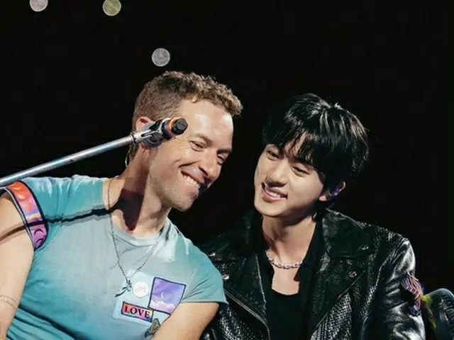 １９日のコールドプレイの公演に登場したＢＴＳのＪＩＮ（右）がコールドプレイのクリス・マーティンと熱唱している（ＪＩＮのインスタグラムより）＝（聯合ニュース）≪転載・転用禁止≫