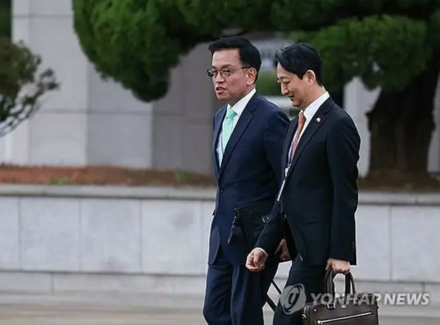 韓国の崔相穆・経済副首相兼企画財政部長官（左）と安徳根・産業通商資源部長官＝（聯合ニュース）