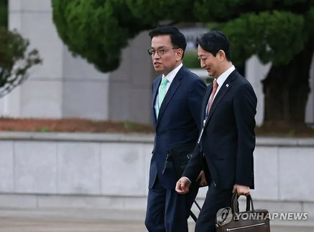 韓国の崔相穆・経済副首相兼企画財政部長官（左）と安徳根・産業通商資源部長官＝（聯合ニュース）