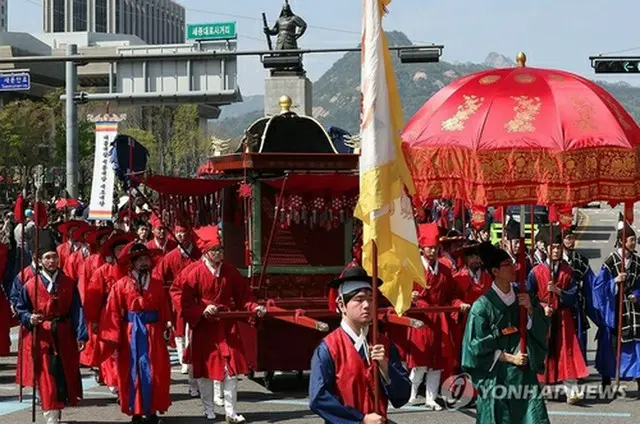 位牌を乗せた輿（こし）の行列が都心を進んだ＝２０日、ソウル（聯合ニュース）