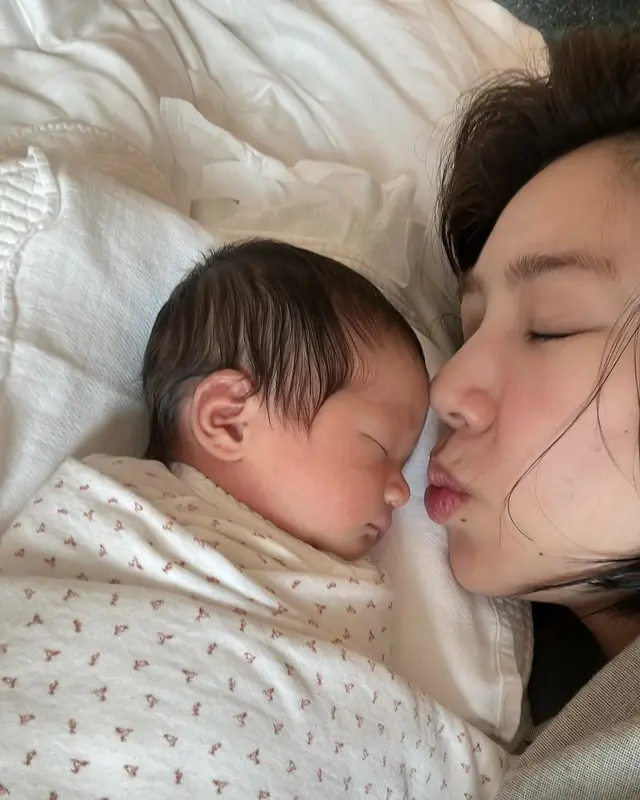 ソン・ダムビ＆イ・ギュヒョクの娘、生後10日で絵のような横顔 …すでに“芸能人”ビジュアル
