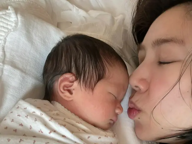 ソン・ダムビ＆イ・ギュヒョクの娘、生後10日で絵のような横顔 …すでに“芸能人”ビジュアル