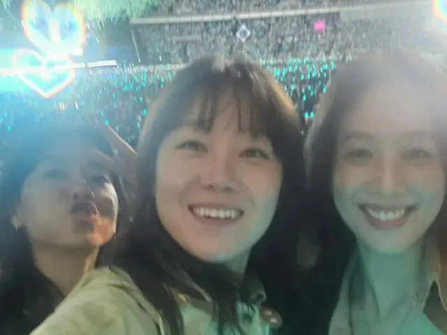 女優コン・ヒョジン＆チョン・リョウォン、「Coldplay」コンサートで感激...「愛を撒く公演」