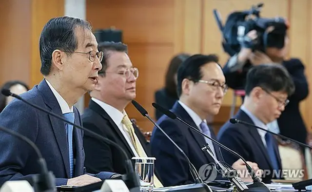 会議で発言する韓首相（左）＝２１日、ソウル（聯合ニュース）