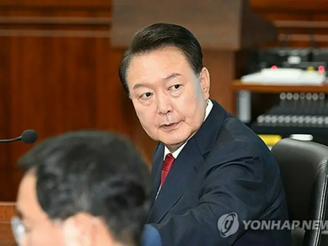 出廷した尹前大統領（共同取材）＝２１日、ソウル（聯合ニュース）