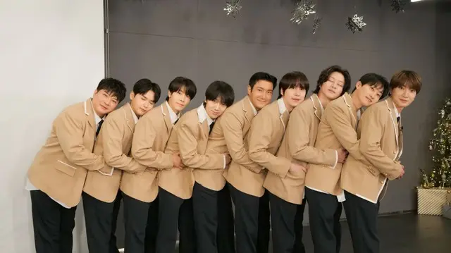 ただでは終わらない「SUPER JUNIOR」、超接近写真にピンボケ写真―20年ぶりの卒業写真再現に爆笑の嵐＝『目覚ましSuperTV』LICENSED BY SM CULTURE & CONTENTS CO., LTD. (C) SM ENTERTAINMENT. ALL RIGHTS RESERVED.
