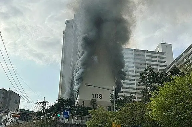 火災が発生したマンション（読者提供）＝（聯合ニュース）≪転載・転用禁止≫