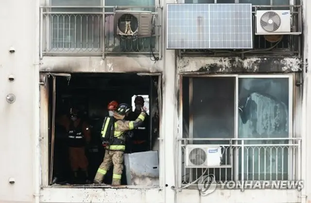 現場検証を行う消防当局の関係者＝２１日、ソウル（聯合ニュース）