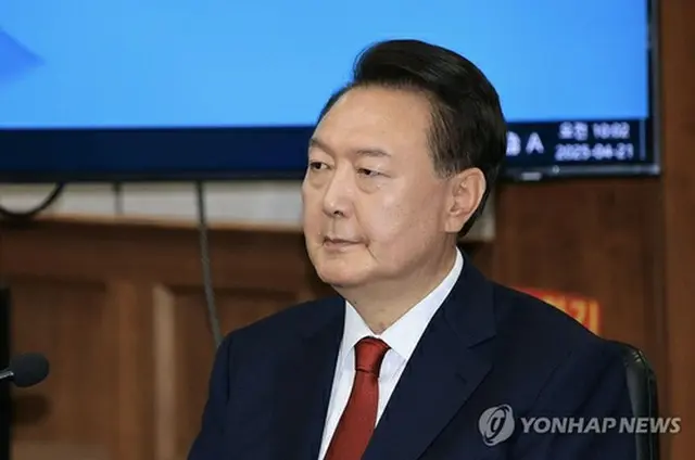 出廷した尹前大統領（共同取材）＝２１日、ソウル（聯合ニュース）