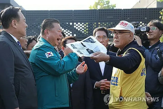昨年１０月、戦後拉北者被害家族連合会は北朝鮮に向けてビラを飛ばそうとしたが、地域住民の激しい反発に加え、京畿道が散布を阻止する意向を示したため中止した（資料写真）＝（聯合ニュース）