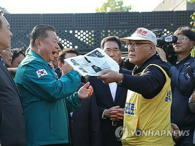 昨年１０月、戦後拉北者被害家族連合会は北朝鮮に向けてビラを飛ばそうとしたが、地域住民の激しい反発に加え、京畿道が散布を阻止する意向を示したため中止した（資料写真）＝（聯合ニュース）
