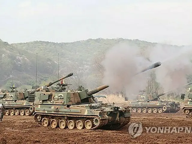 砲弾を発射するＫ９Ａ１自走砲（陸軍提供）＝（聯合ニュース）≪転載・転用禁止≫