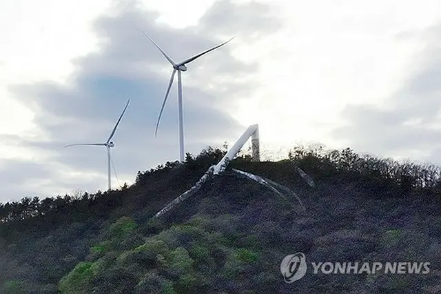 折れ曲がった風力発電用の風車＝（聯合ニュース）