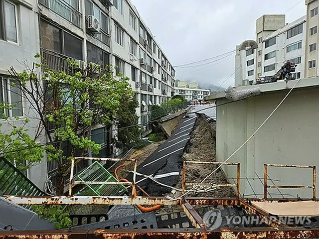 擁壁が崩れた駐車場＝２２日、南楊州（聯合ニュース）