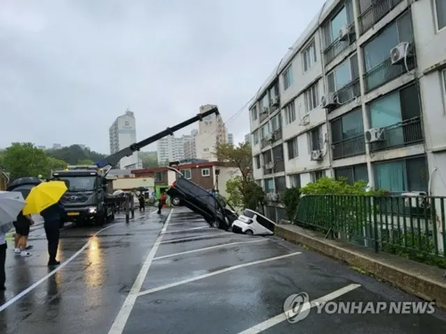擁壁の崩壊に巻き込まれた車両（京畿道北部消防災害本部提供）＝（聯合ニュース）