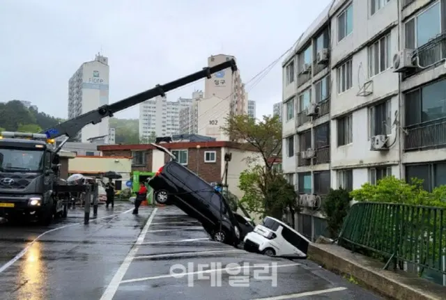 築35年マンション駐車場崩壊…住民120人避難＝韓国