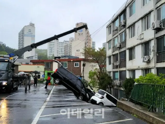 築35年マンション駐車場崩壊…住民120人避難＝韓国