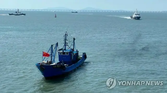 今月４日、韓国の海洋警察が違法操業している中国漁船を拿捕した（韓国当局提供）＝（聯合ニュース）≪転載・転用禁止≫